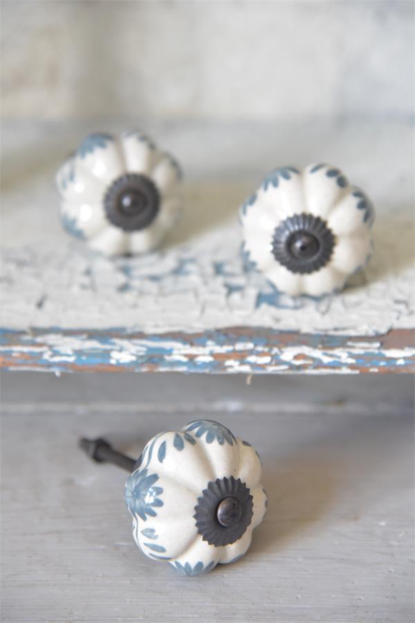 Greb - hvid/blå Flot greb i lækker keramik Mål/Vægt Ø: 4 cm