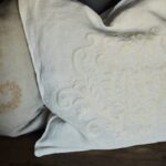 Pudebetræk med broderi - White